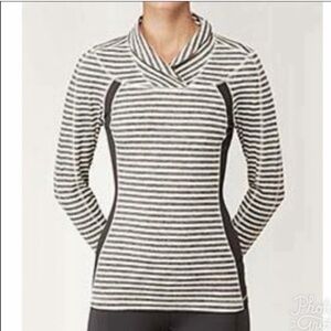 Lululemon Athletica Run Trail Tech cross neck striped pullover white and gray 4